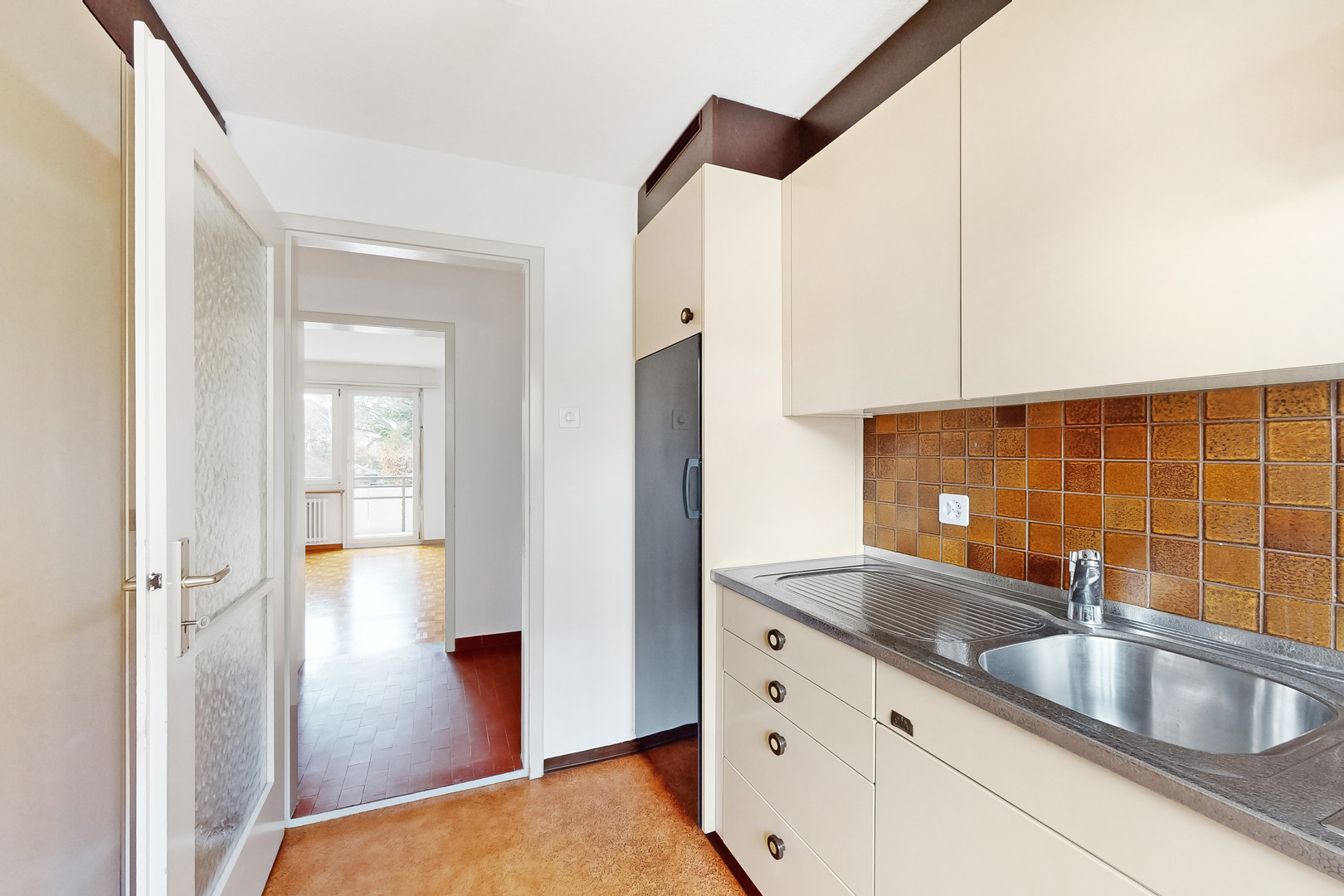 Kleine Küche mit Blick in den Wohnbereich