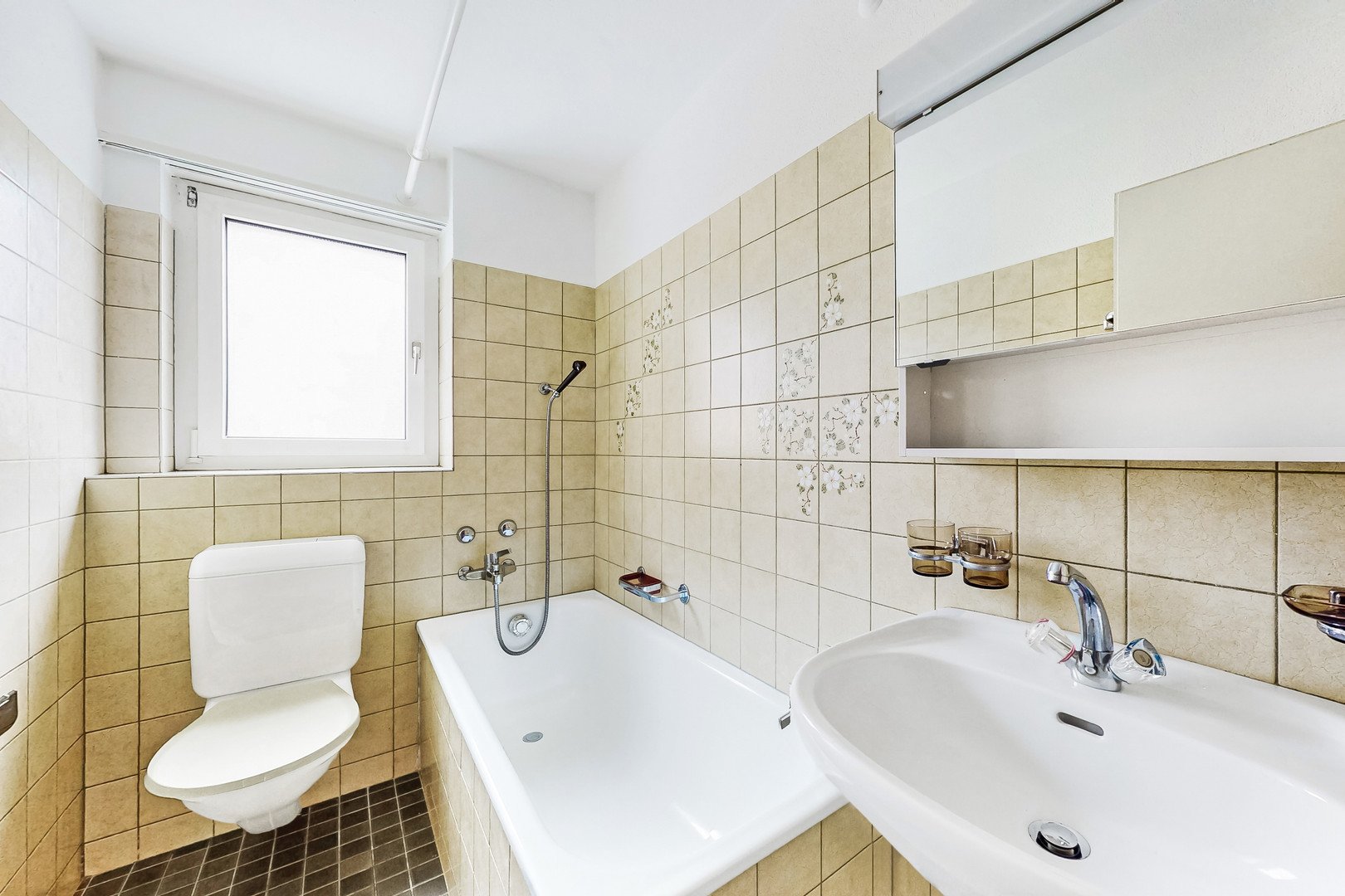 Kleines Bad mit Wanne, WC und Waschbecken