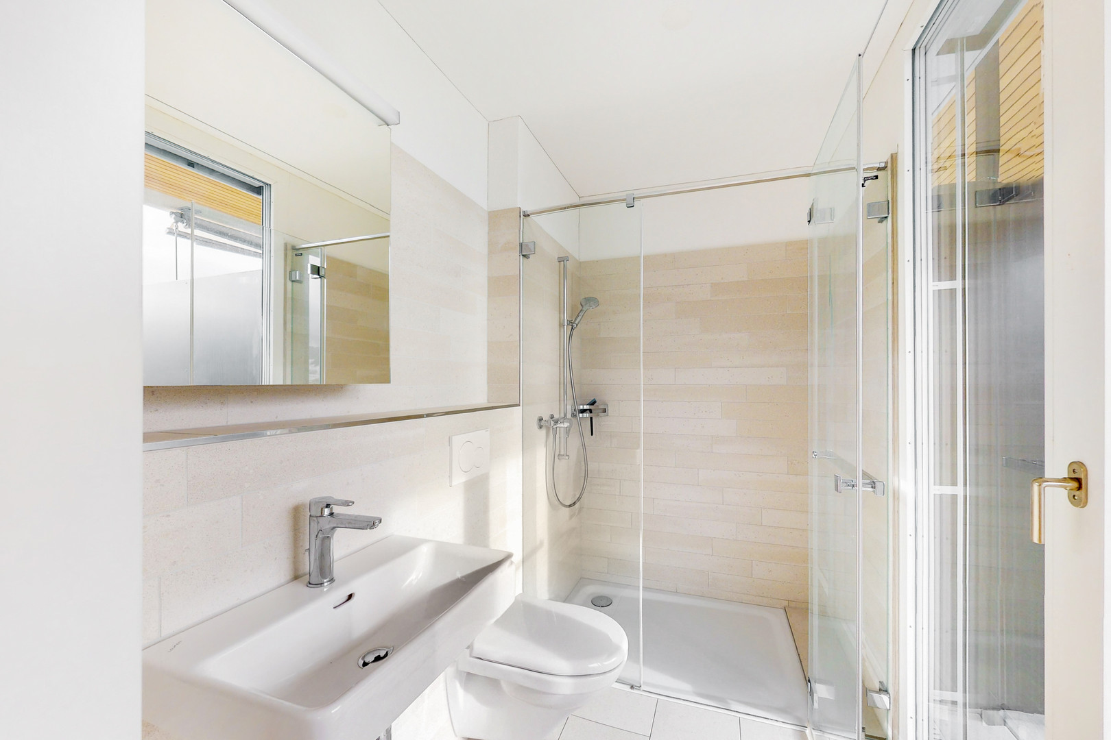 Helles modernes Badezimmer mit begehbarer Dusche