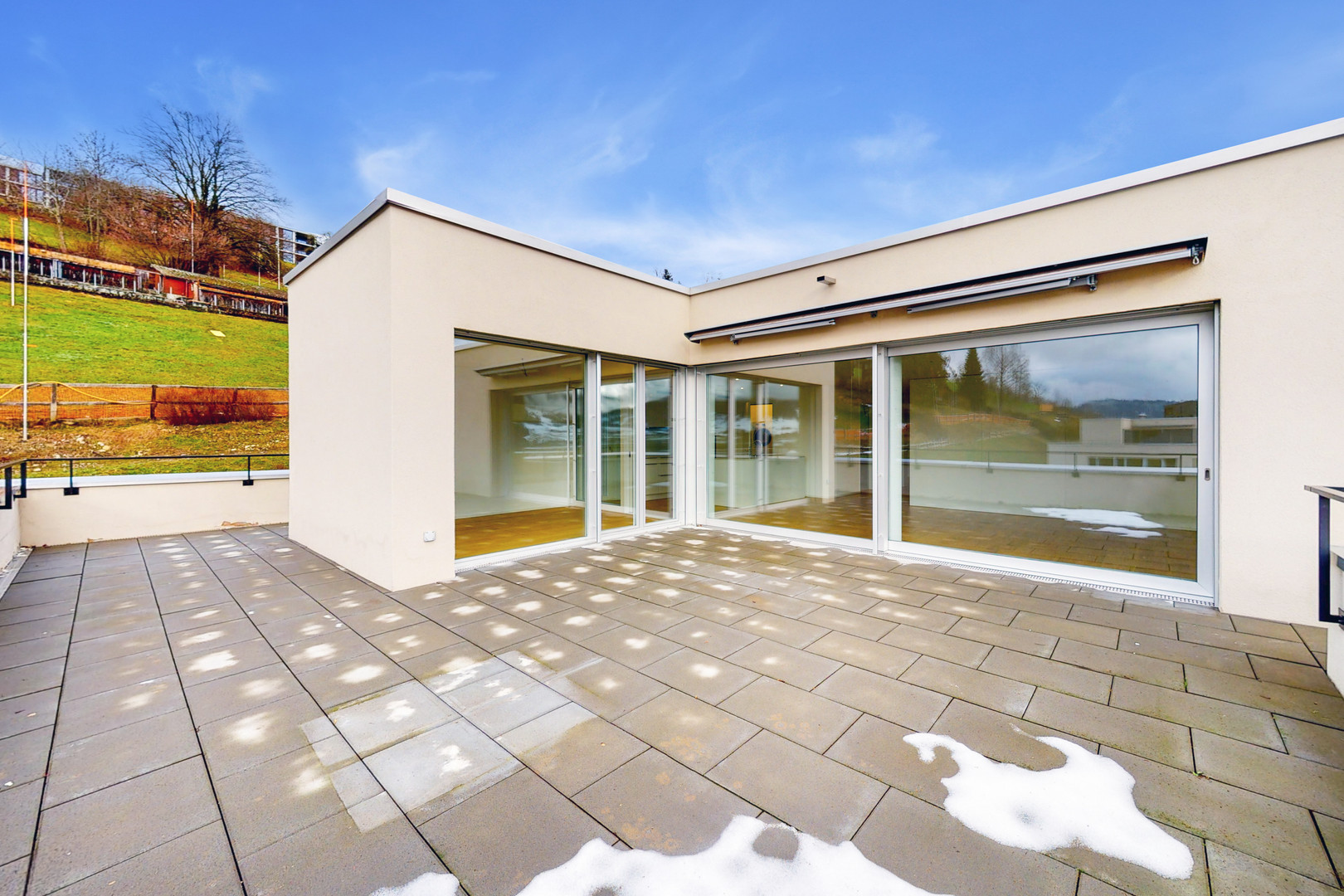 Moderne Dachterrasse mit großen Schiebetüren