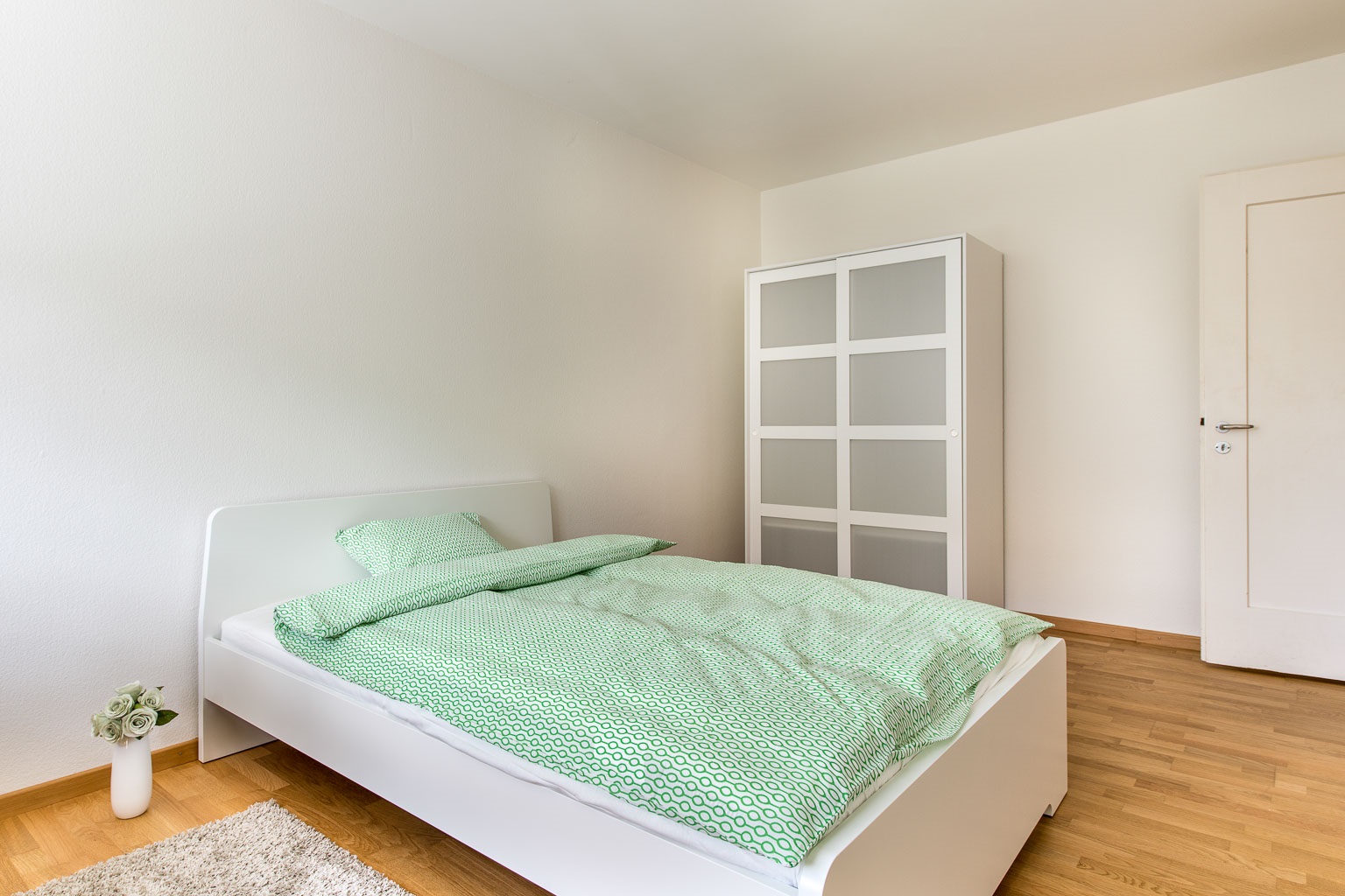 Helles, schlicht eingerichtetes Schlafzimmer