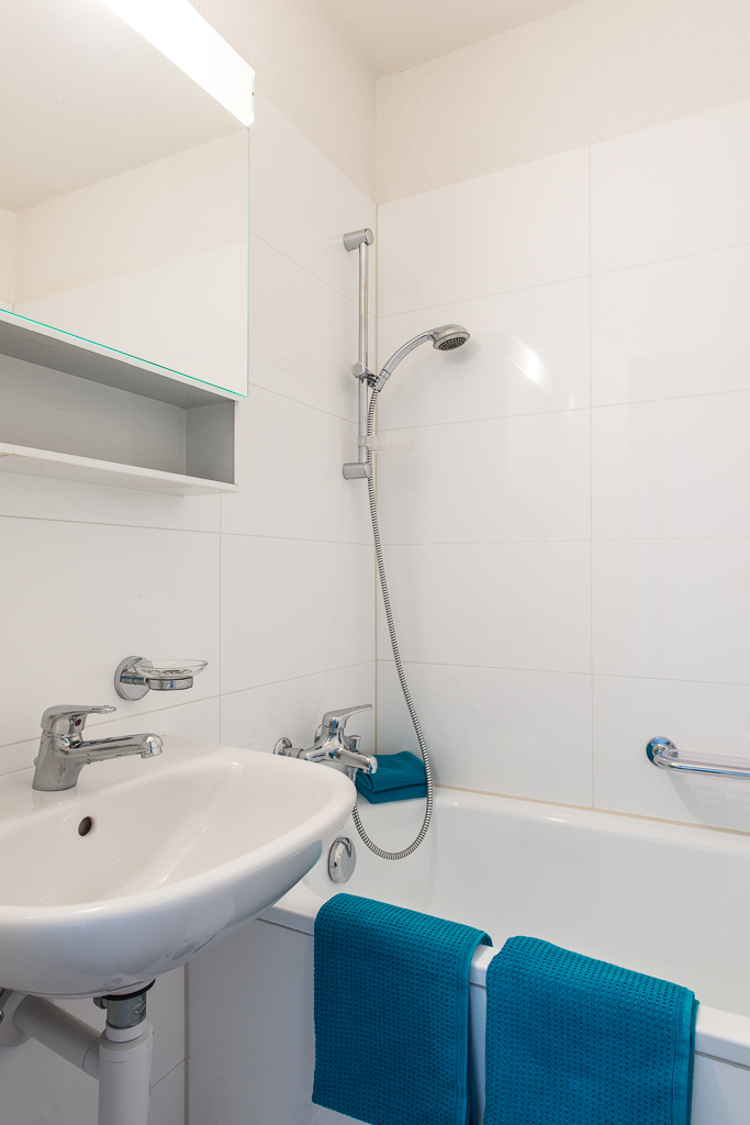 Modernes Badezimmer mit Badewanne und Waschbecken