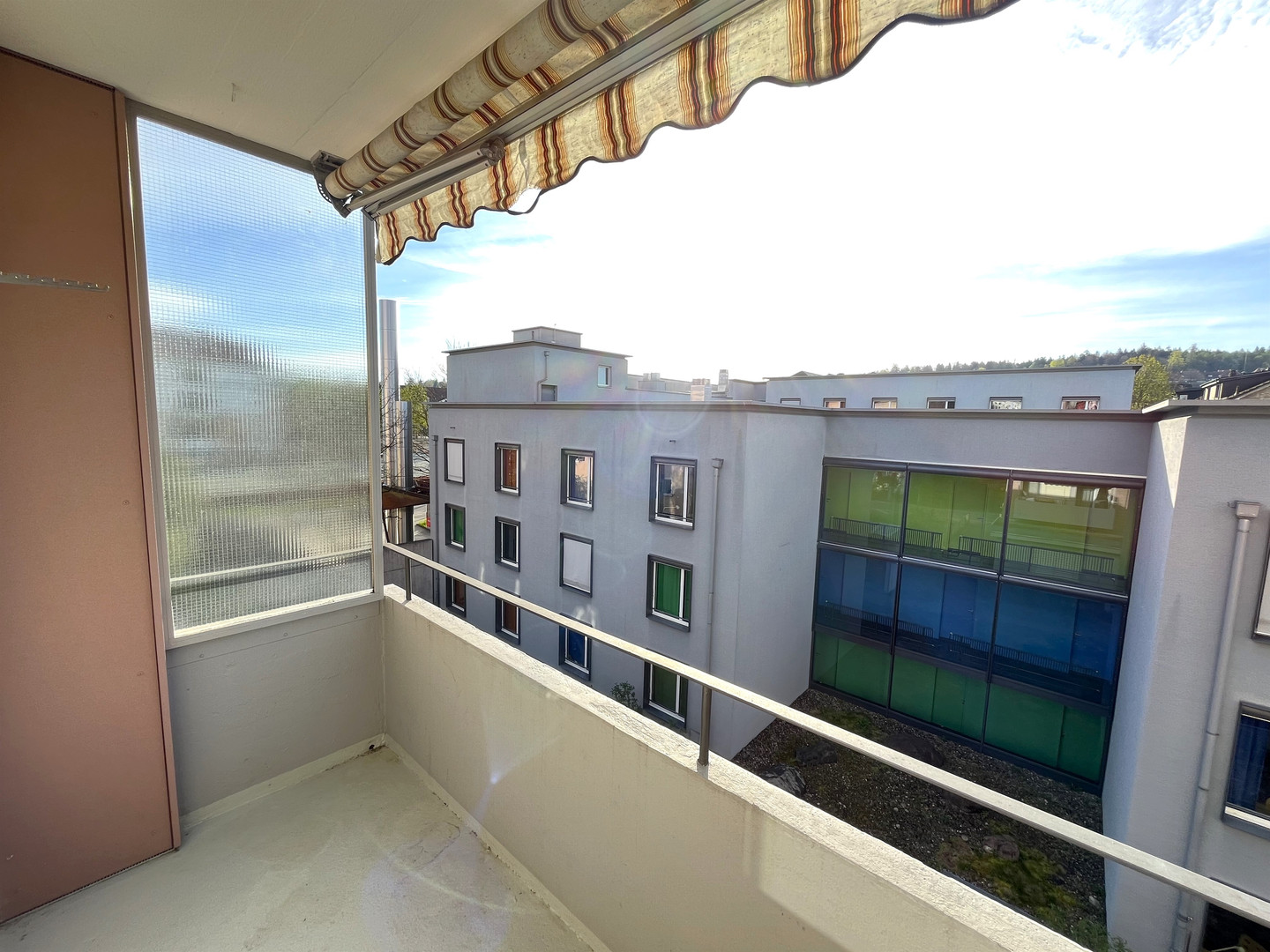 Balkon mit Blick auf Innenhofgebäude