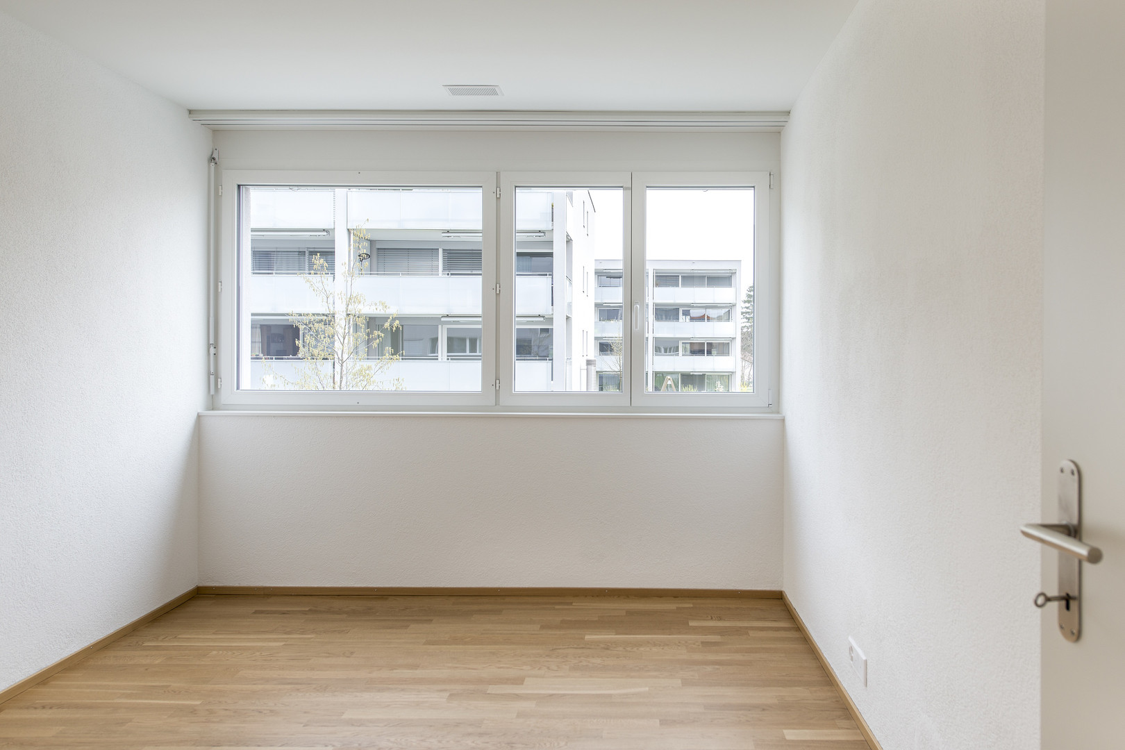 Heller leerer Raum mit Fensterfront