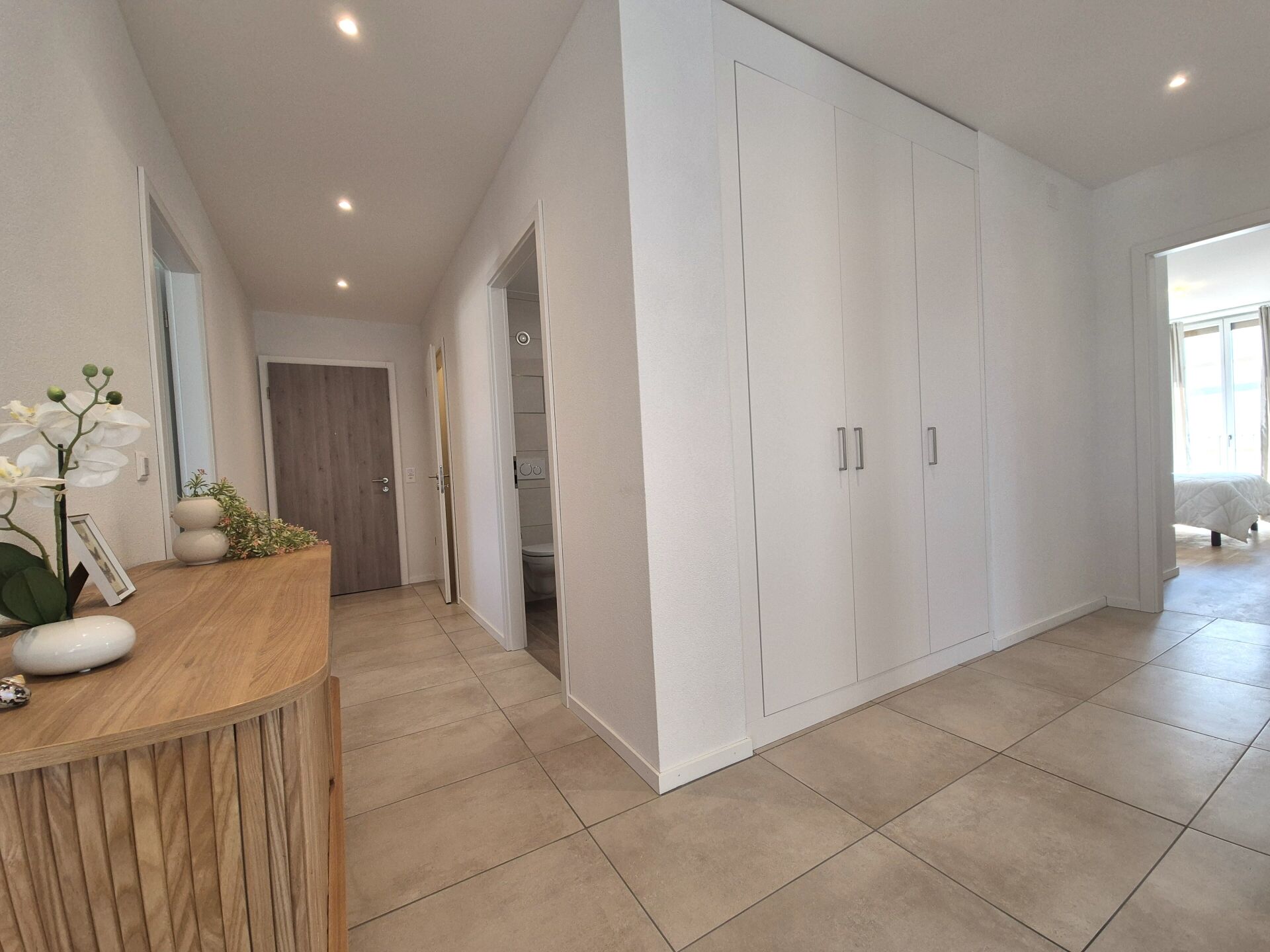 Heller Eingangsflur mit Einbauschrank