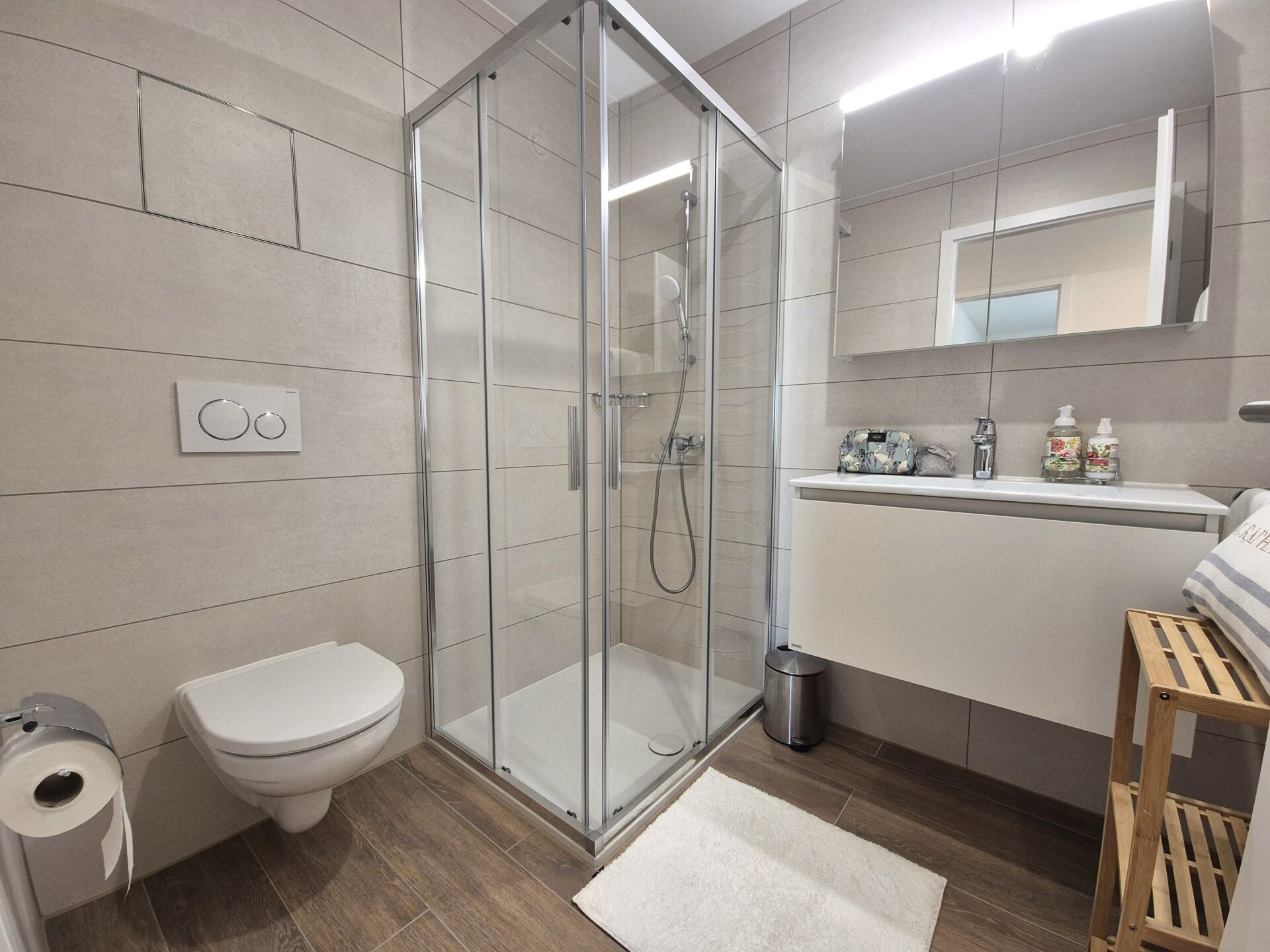 Modernes Badezimmer mit Walk-in-Dusche und WC
