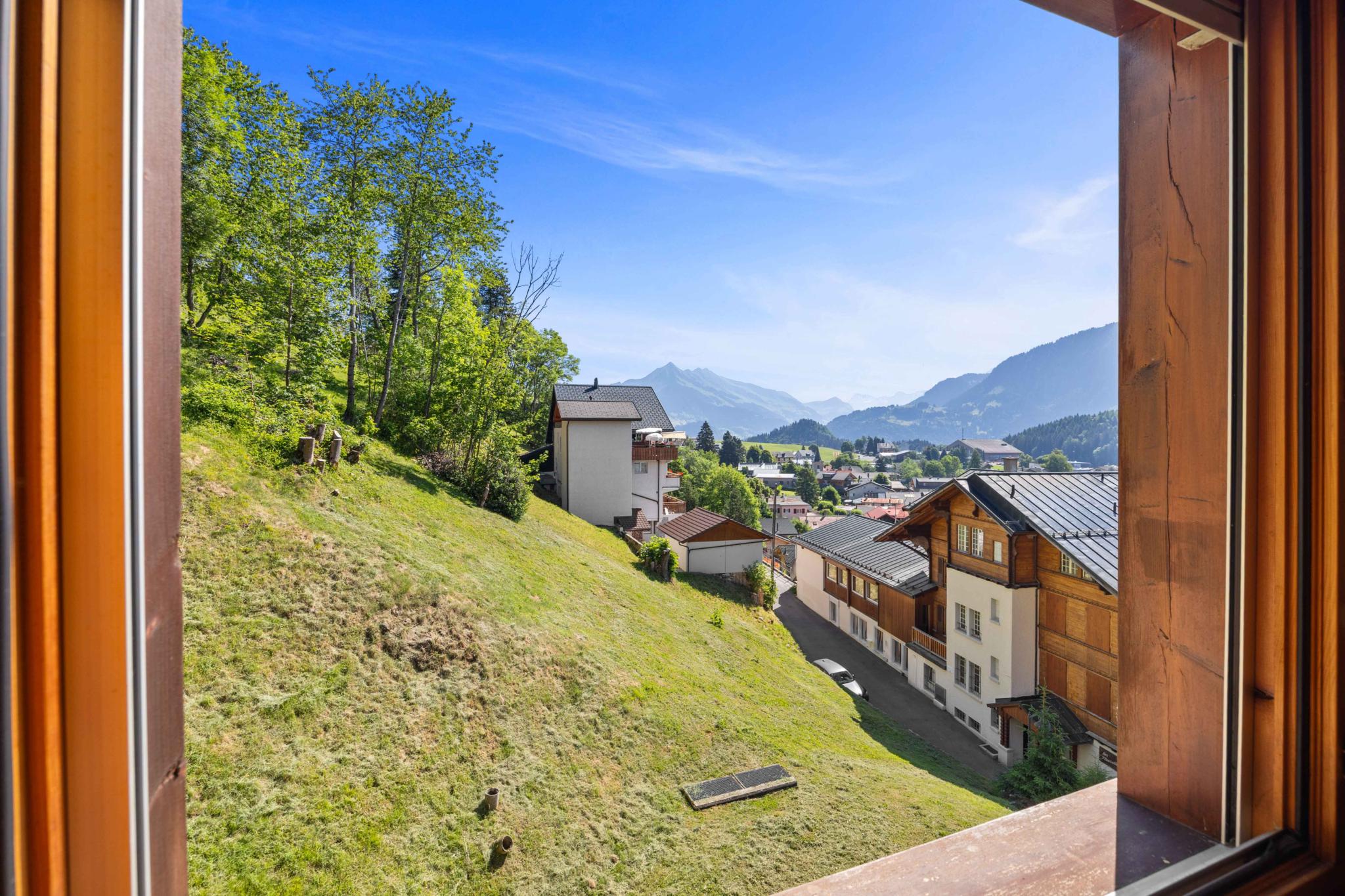 Berg- und Talblick aus einem Fenster