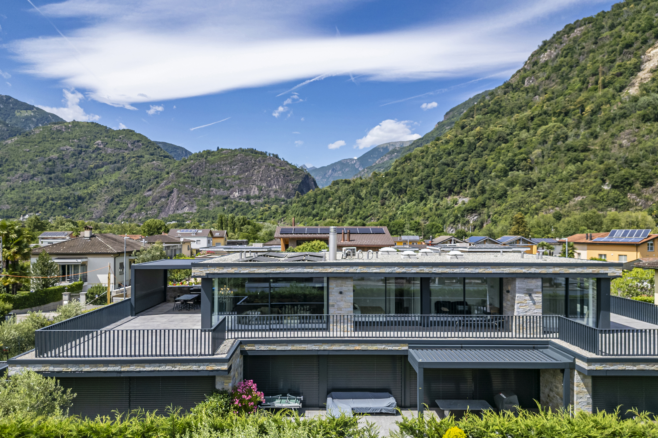 Moderne Villa mit Bergblick und Dachterrasse