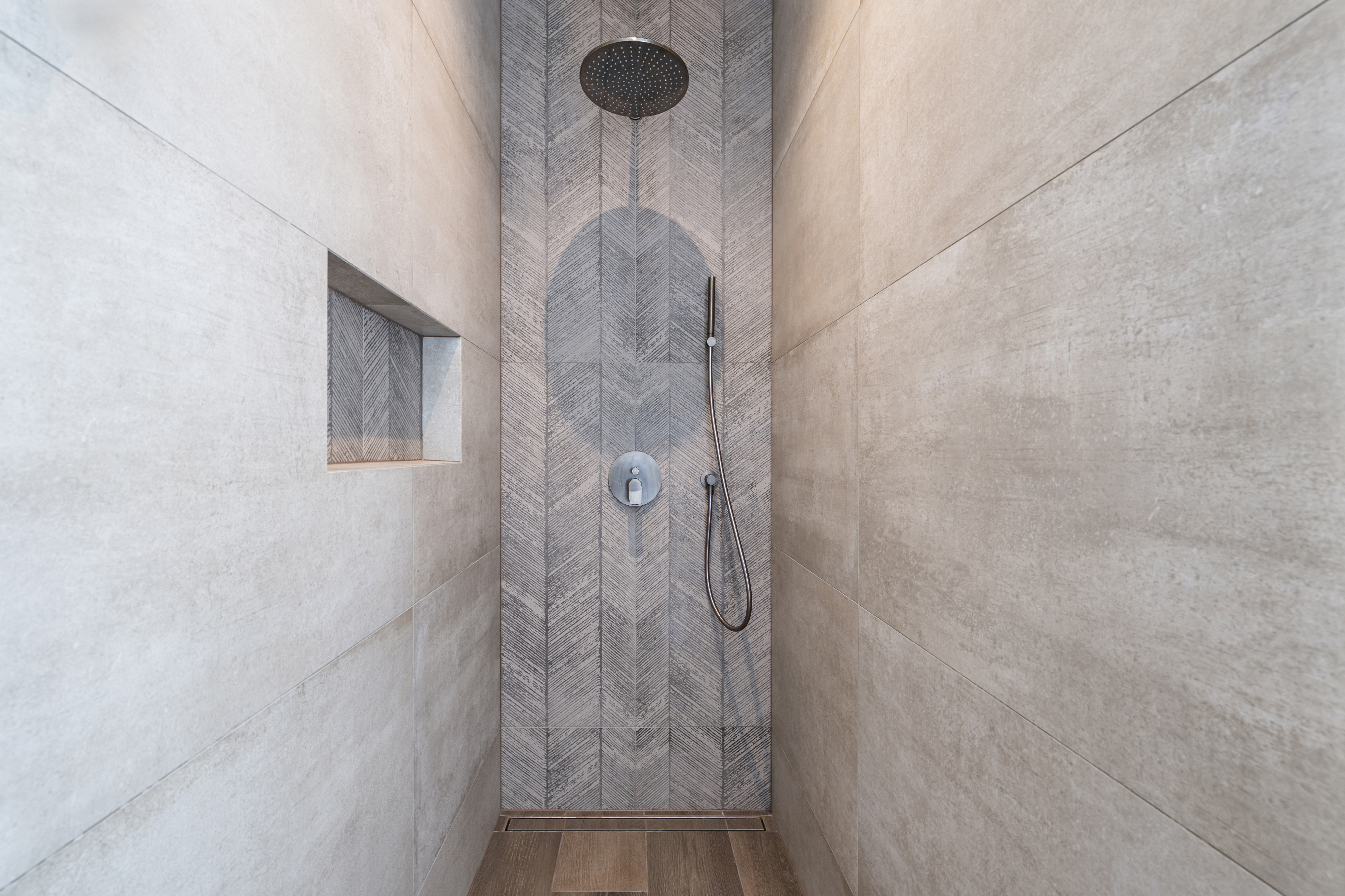 Moderne Dusche mit Natursteinoptik
