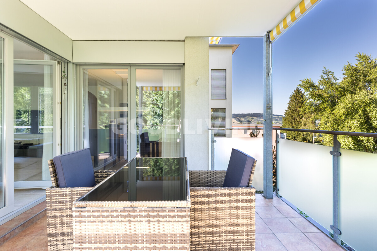 Überdachter Balkon mit Sitzgruppe