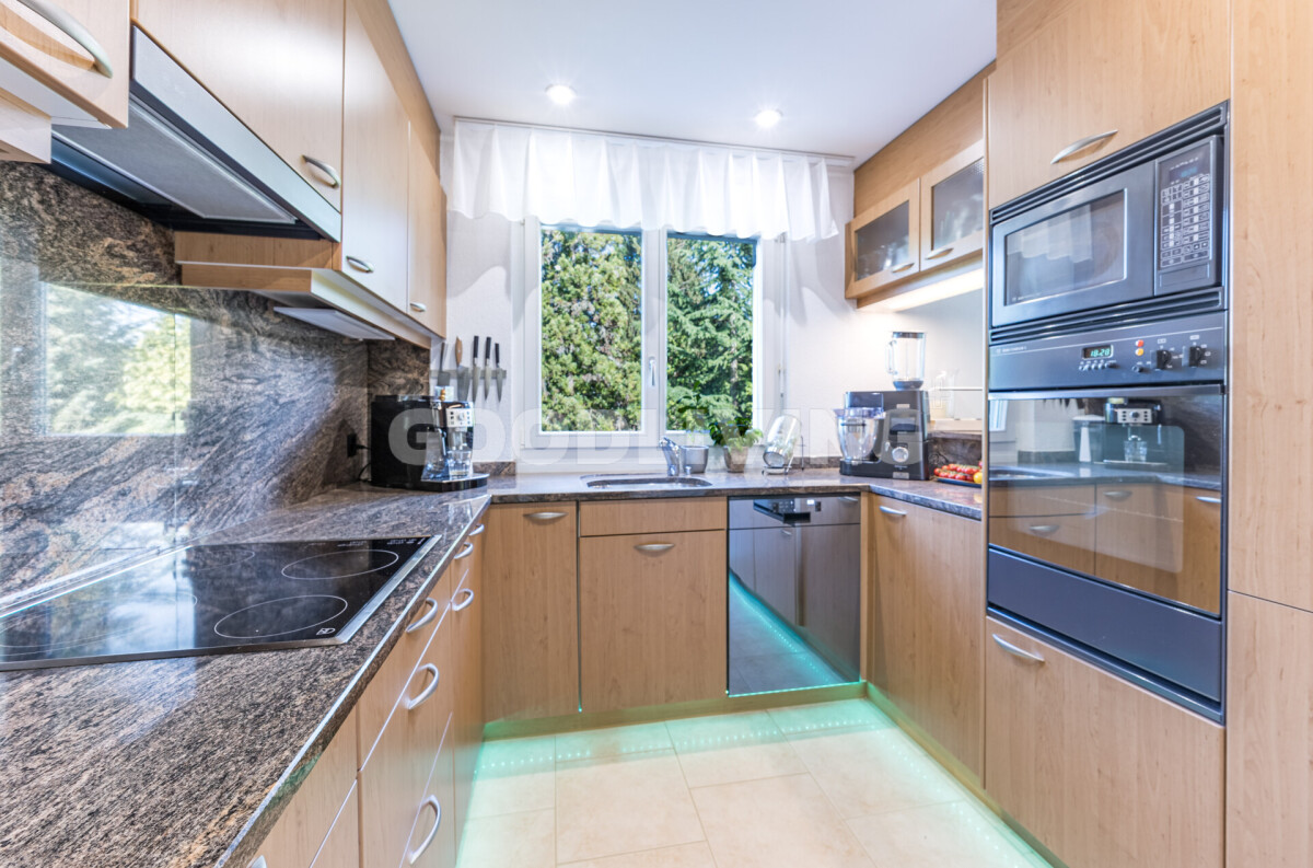 Moderne Einbauküche mit Holzoptik und Naturstein