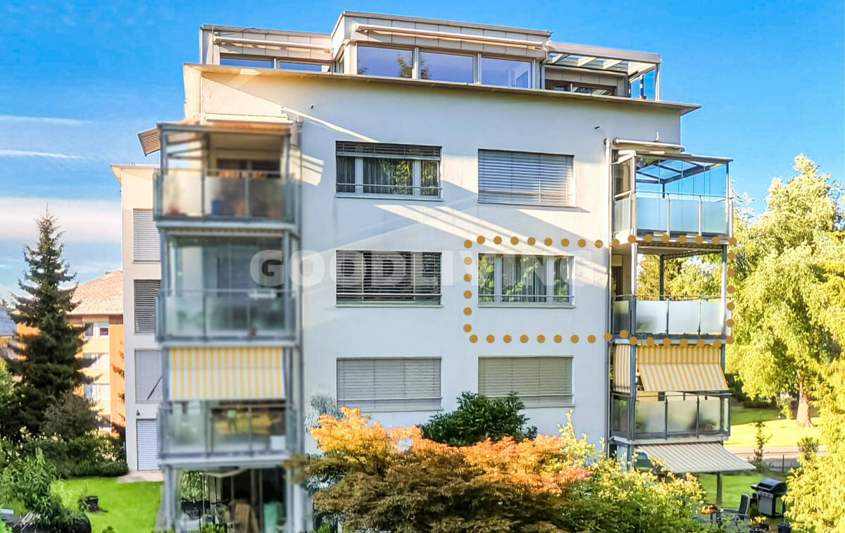 Modernes Mehrfamilienhaus mit Balkonen