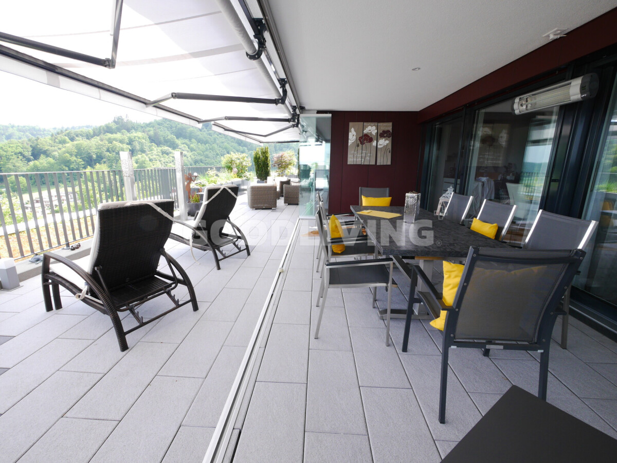 Großzügige überdachte Terrasse mit Essbereich und Lounge-Möbeln