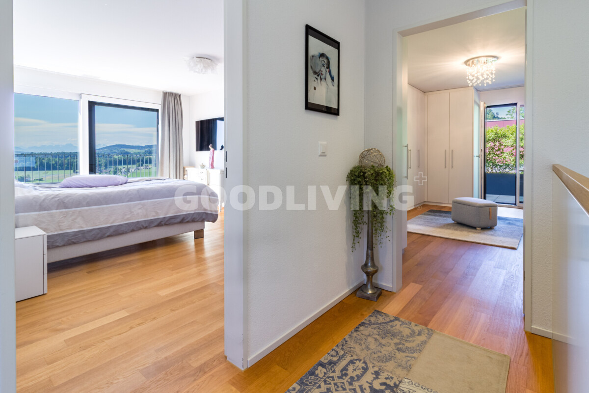 Heller Flur mit Blick in Schlafzimmer und Ankleide