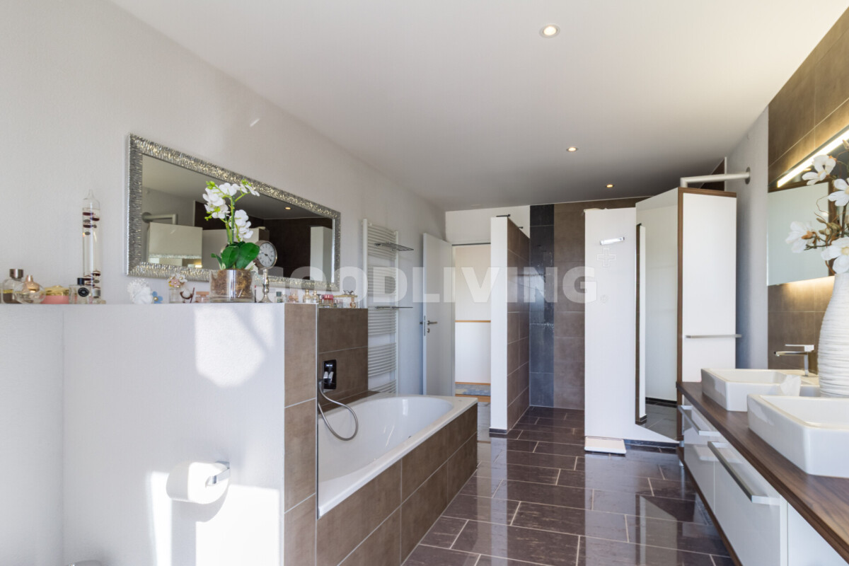 Modernes Badezimmer mit Wanne und Doppelwaschtisch