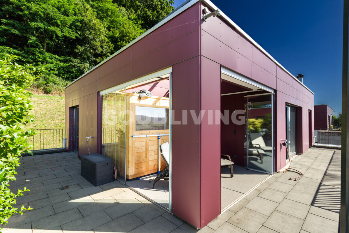 Moderne Terrassenansicht eines kubischen Gebäudes