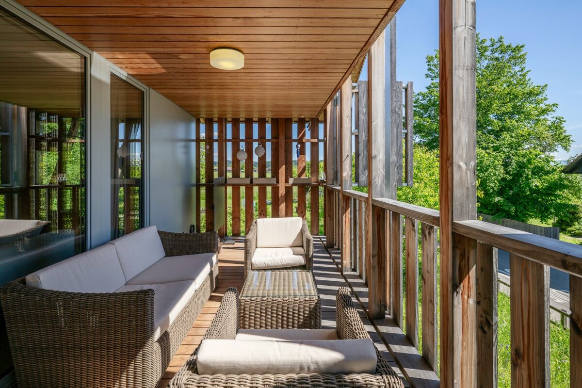 Überdachte Holzterrasse mit Sitzgruppe