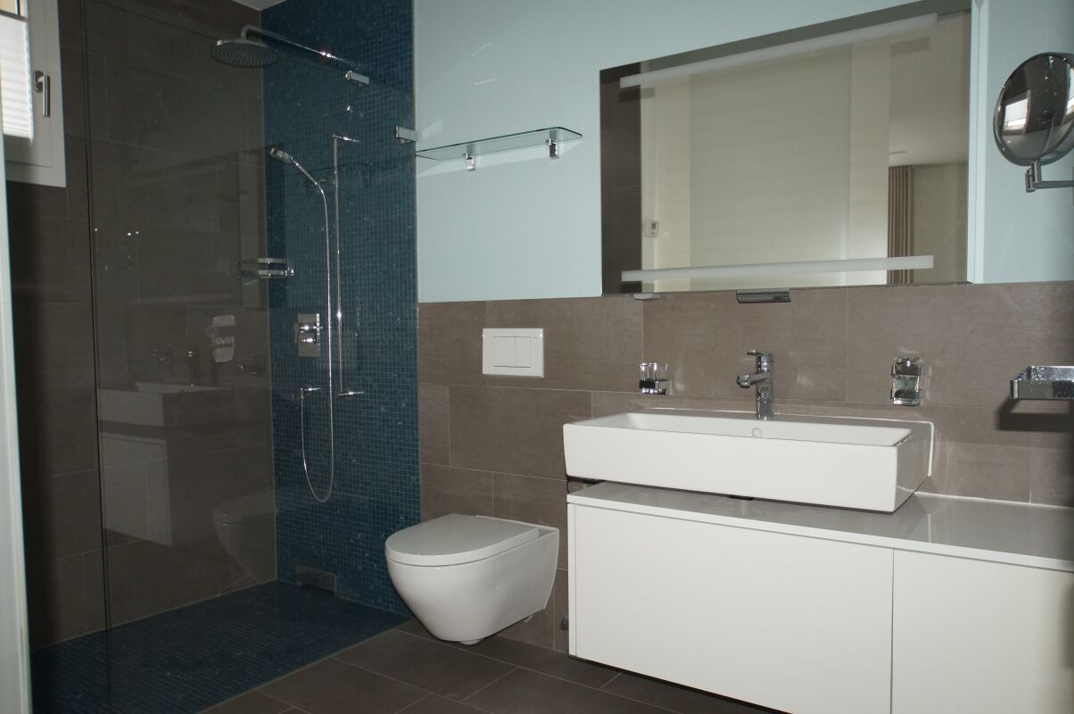 Modernes Badezimmer mit Walk-in-Dusche und Waschtisch