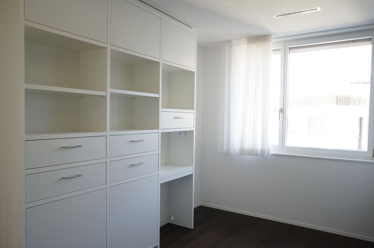 Helles Ankleidezimmer mit Einbauschränken