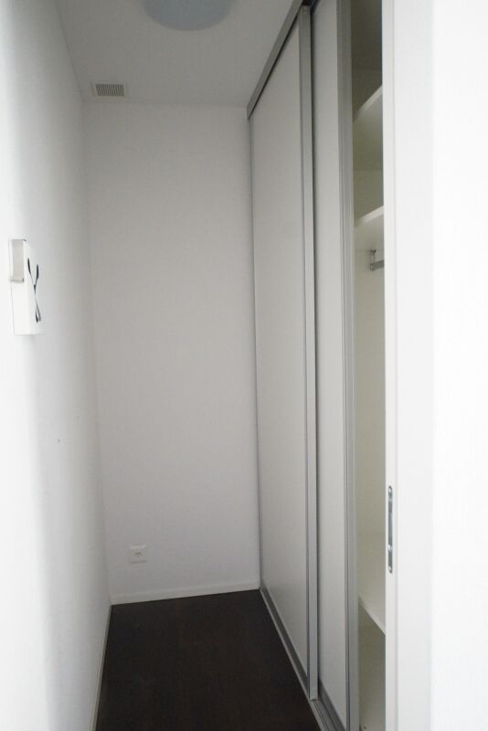 Schmaler weißer Flur mit Einbauschrank