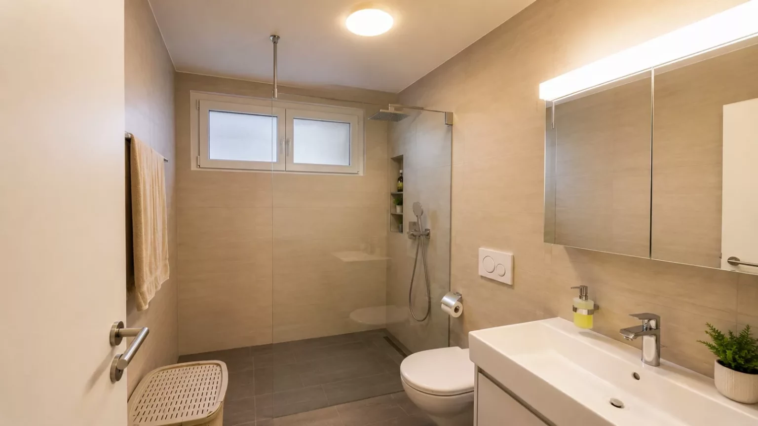 Modernes Badezimmer mit Walk-in-Dusche