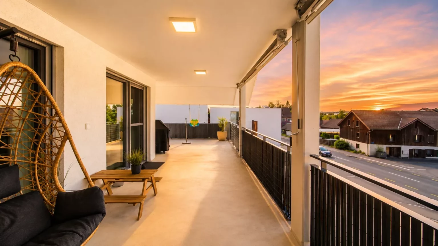 Balkon mit Sitzbereich bei Sonnenuntergang