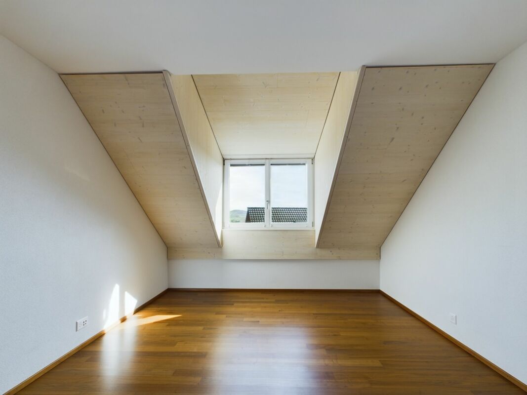 Dachgeschosszimmer mit Holzverkleidung