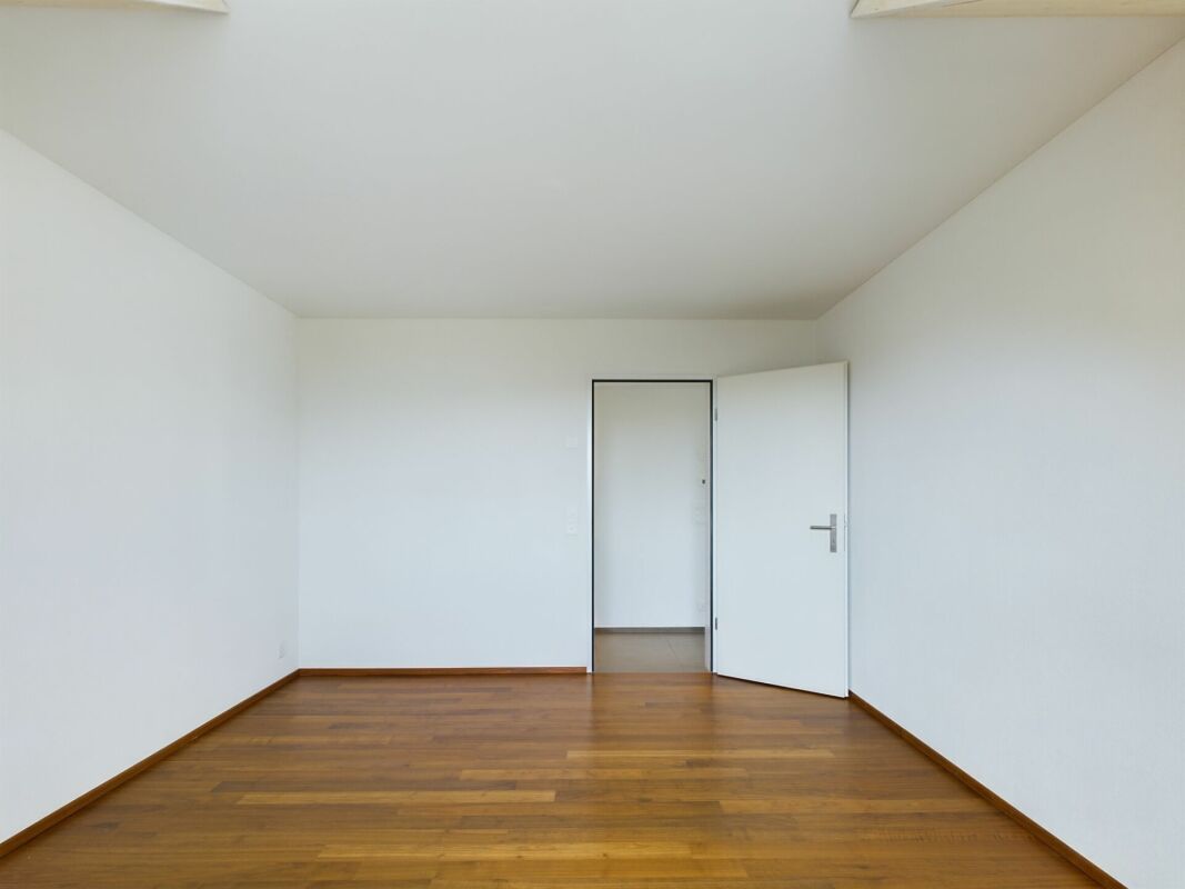 Leerer, heller Raum mit Holzfußboden