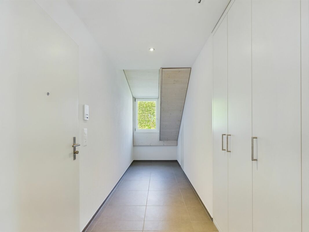 Schmaler Eingangsbereich mit Einbauschrank