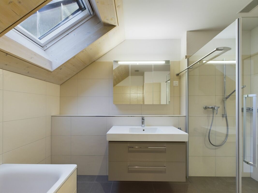 Modernes Badezimmer mit Dachfenster
