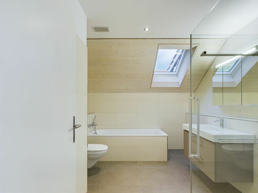 Modernes Bad mit Dachfenster