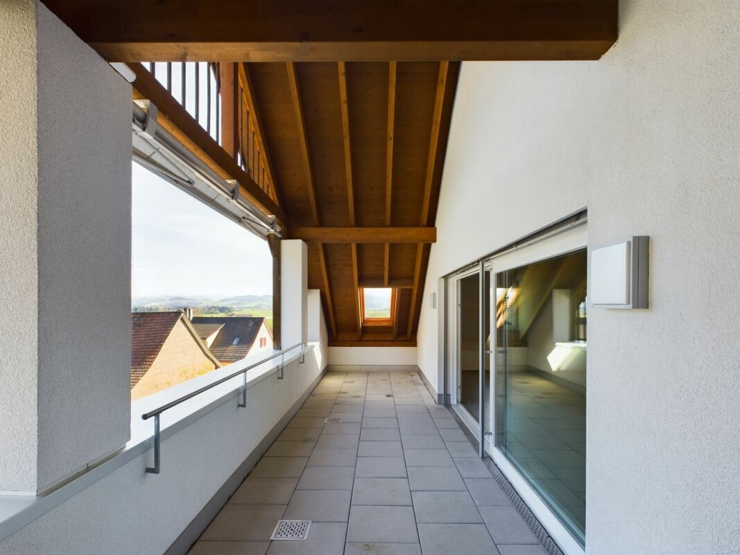 Überdachter Balkon mit Holzdach und Talblick