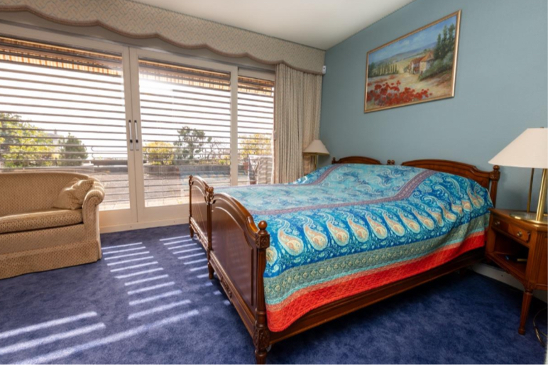 Schlafzimmer mit Blick auf die Terrasse