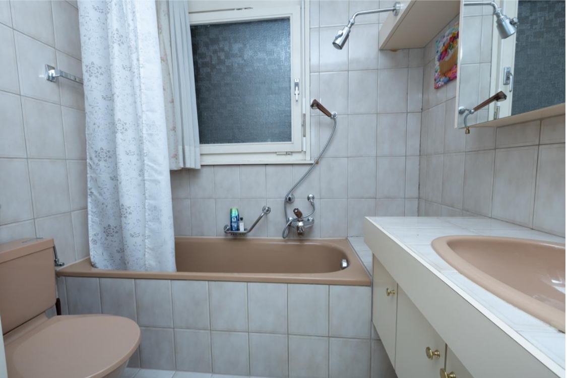 Badezimmer mit Badewanne und Waschbecken