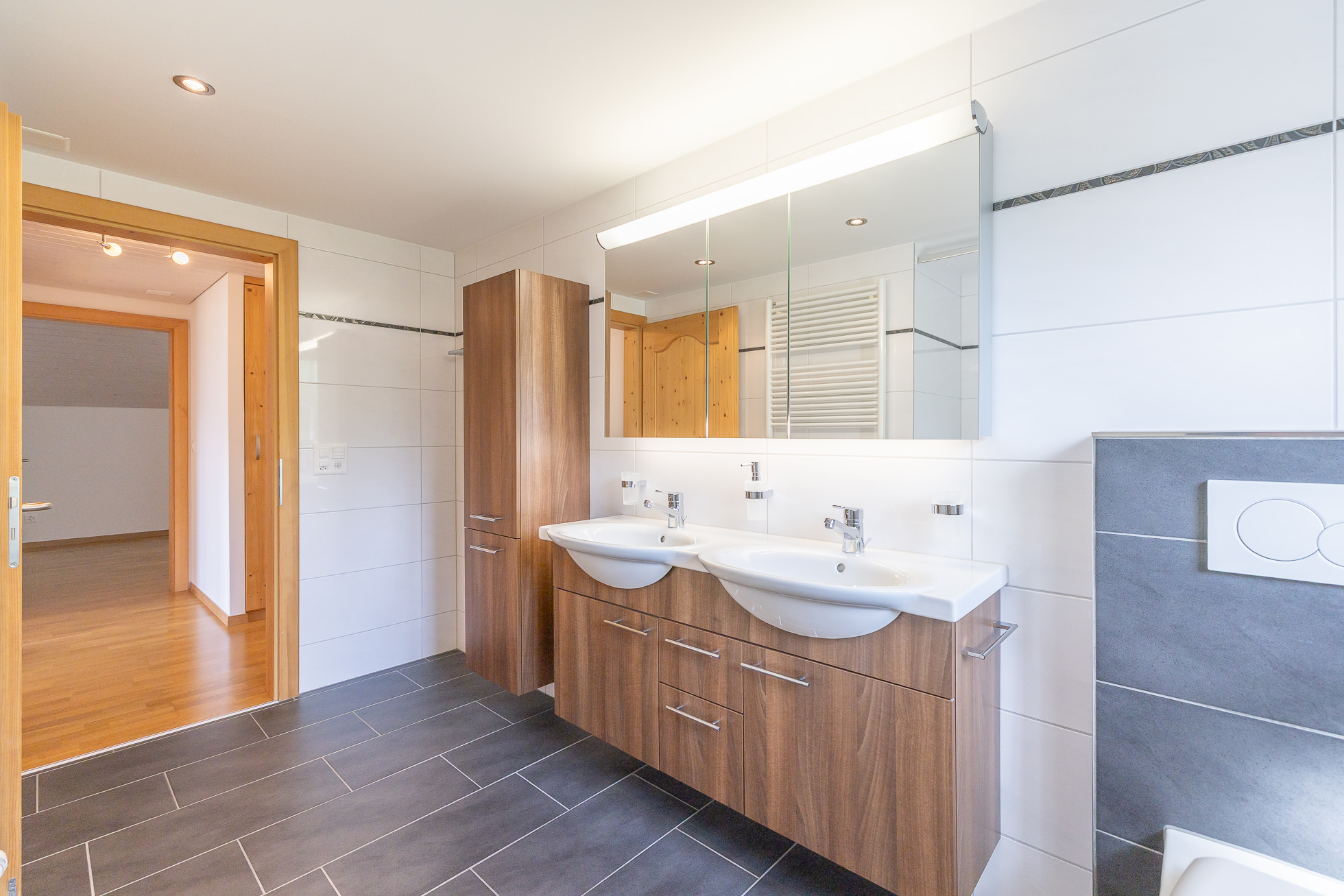 Modernes Badezimmer mit Doppelwaschtisch