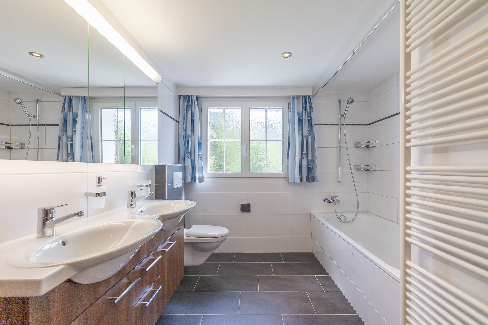 Modernes Badezimmer mit Doppelwaschbecken und Badewanne
