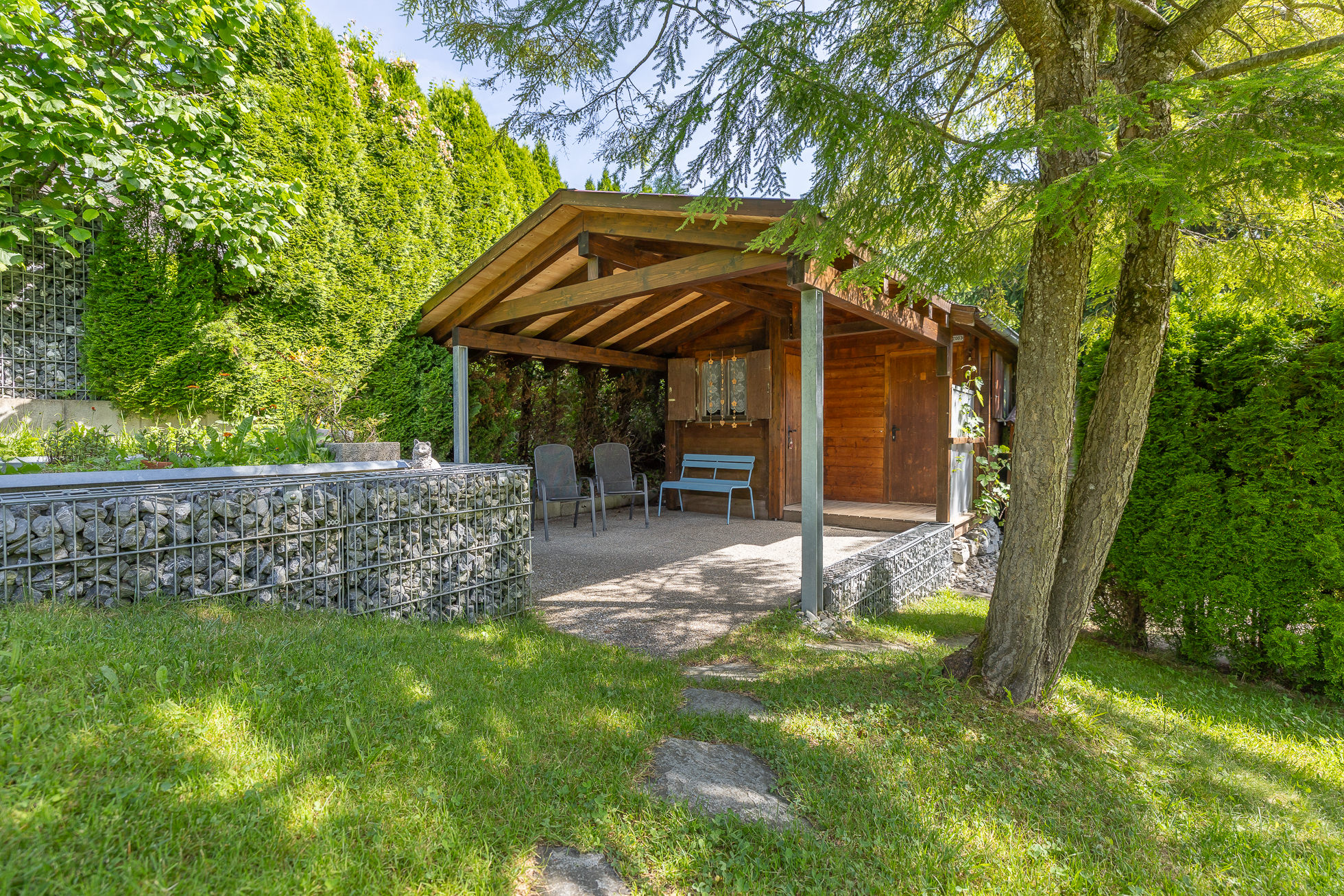 Gartenpavillon mit Holzüberdachung