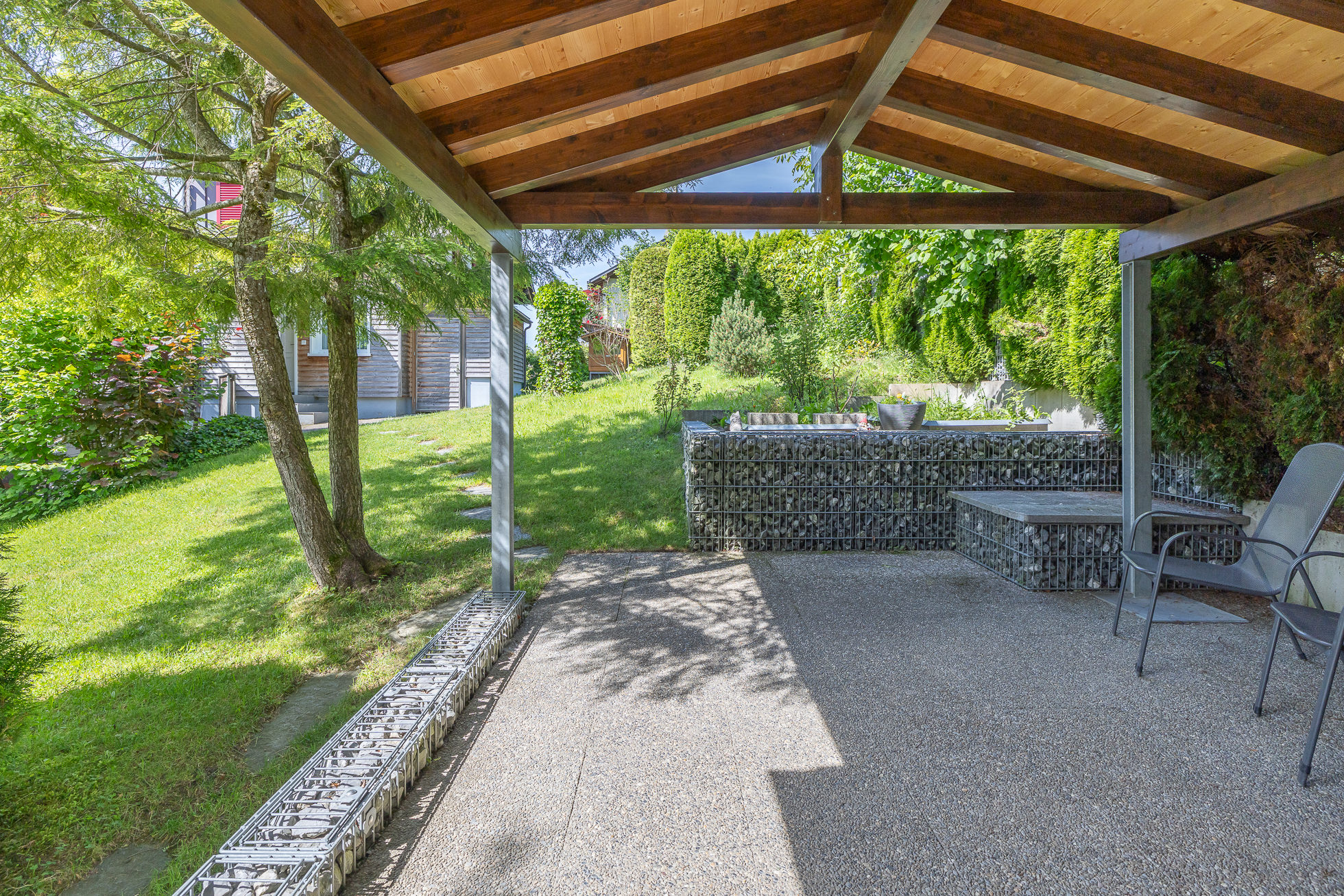 Überdachte Gartenterrasse mit Lounge-Bereich