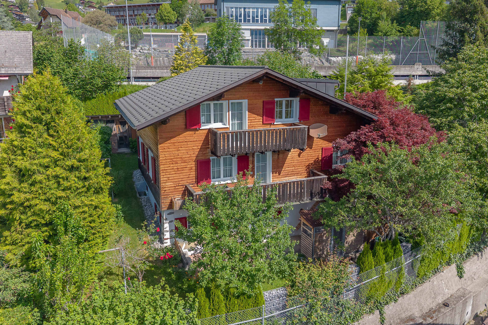 Holzhaus mit Balkonen im Grünen