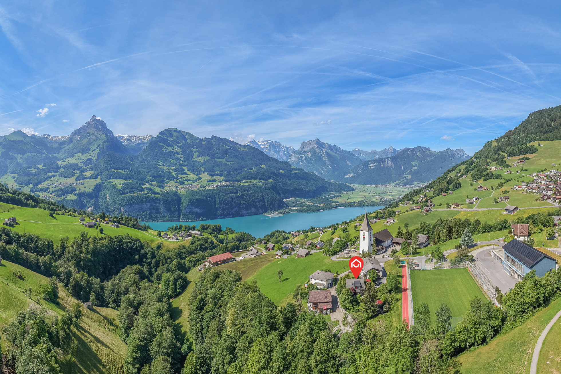 Alpenpanorama mit See und Bergdorf