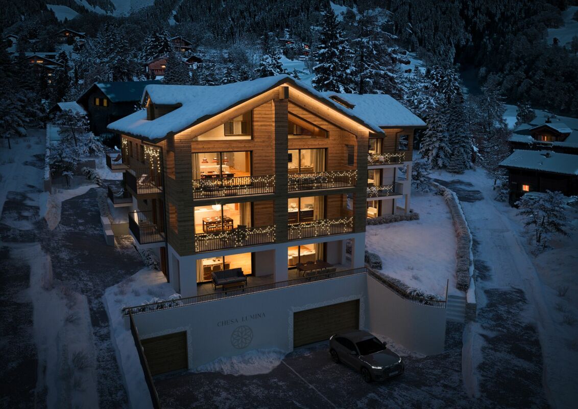 Schneebedeckte Alpen-Residenz bei Dämmerung