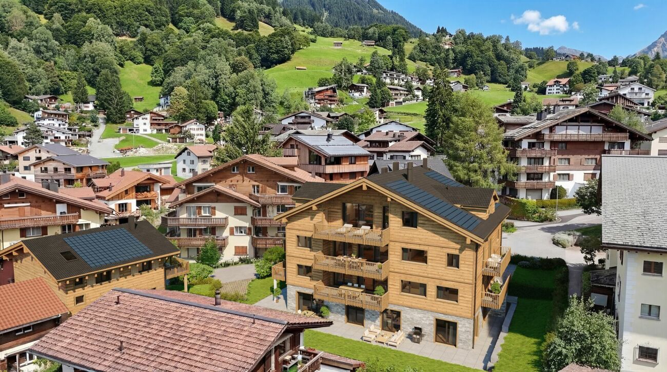 Alpine Dorfansicht mit modernen Holzchalets