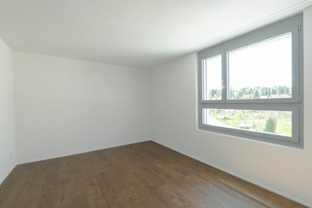 Leerer heller Raum mit großem Fenster