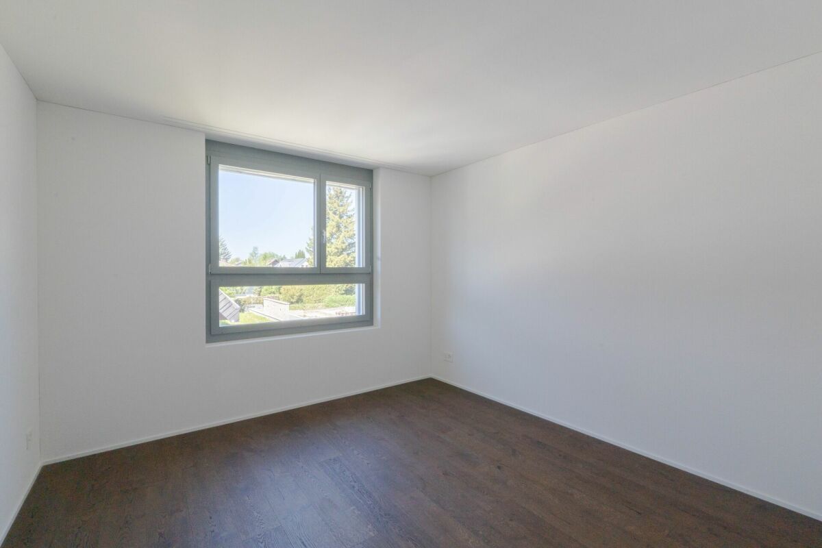 Leerer, heller Raum mit großem Fenster