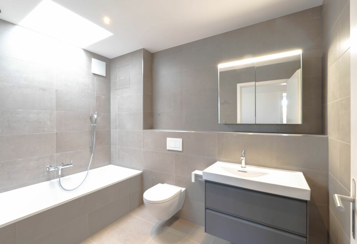 Modernes Badezimmer mit Badewanne und Waschtisch