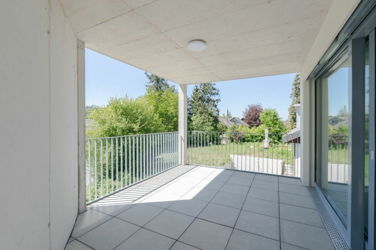 Überdachter Balkon mit Gartenblick