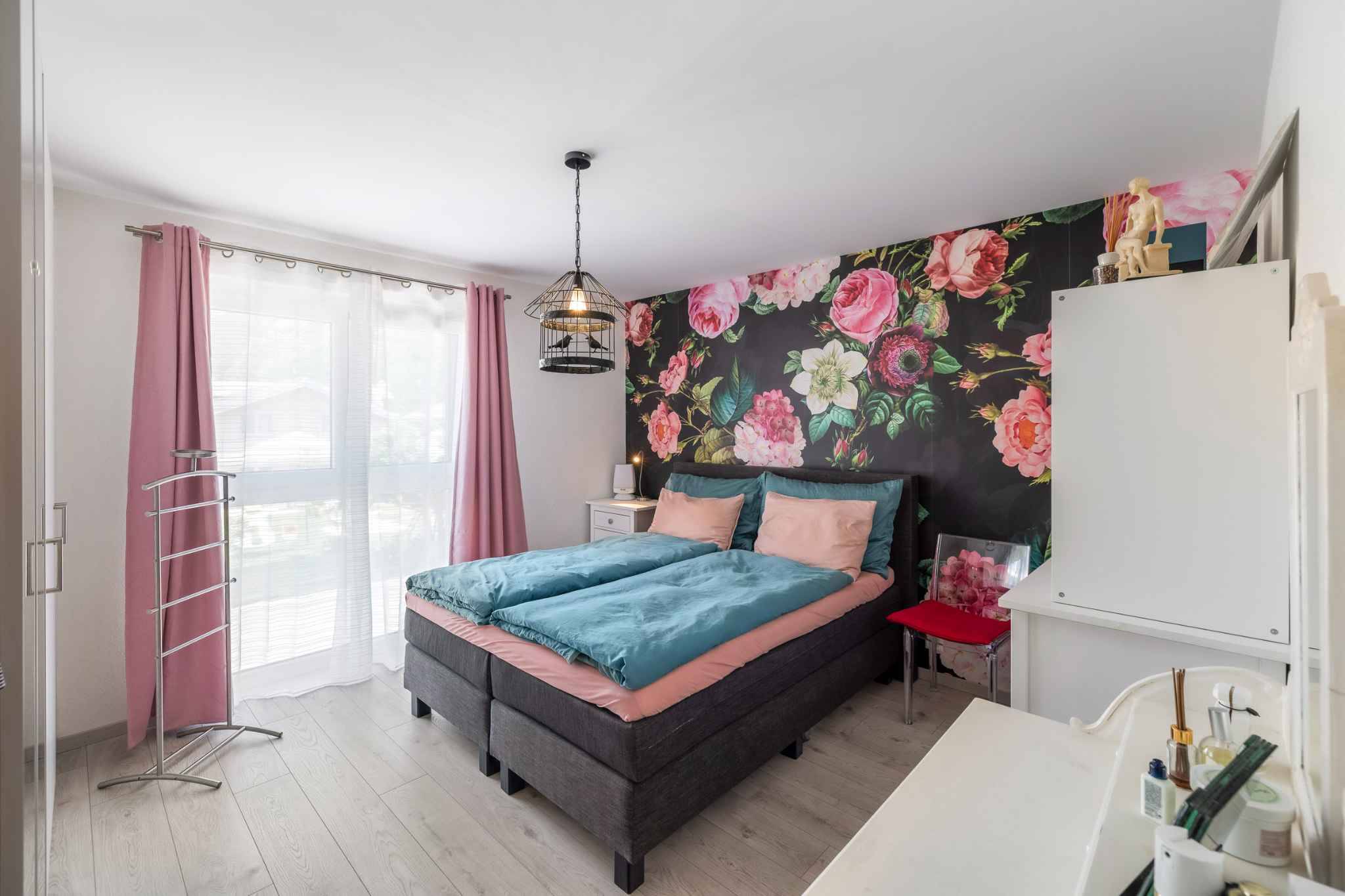 Schlafzimmer mit floraler Akzentwand