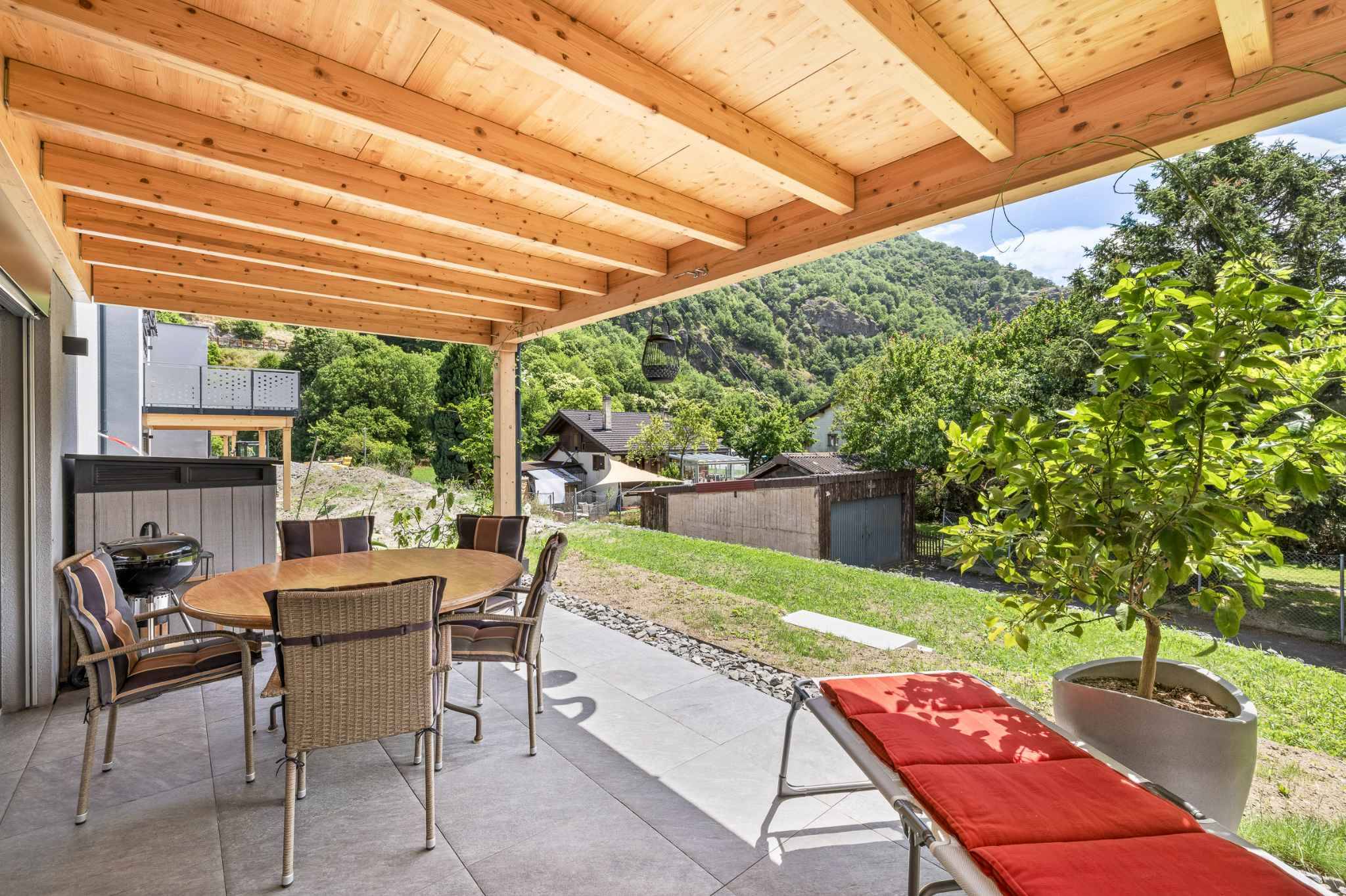 Überdachte Terrasse mit Bergblick