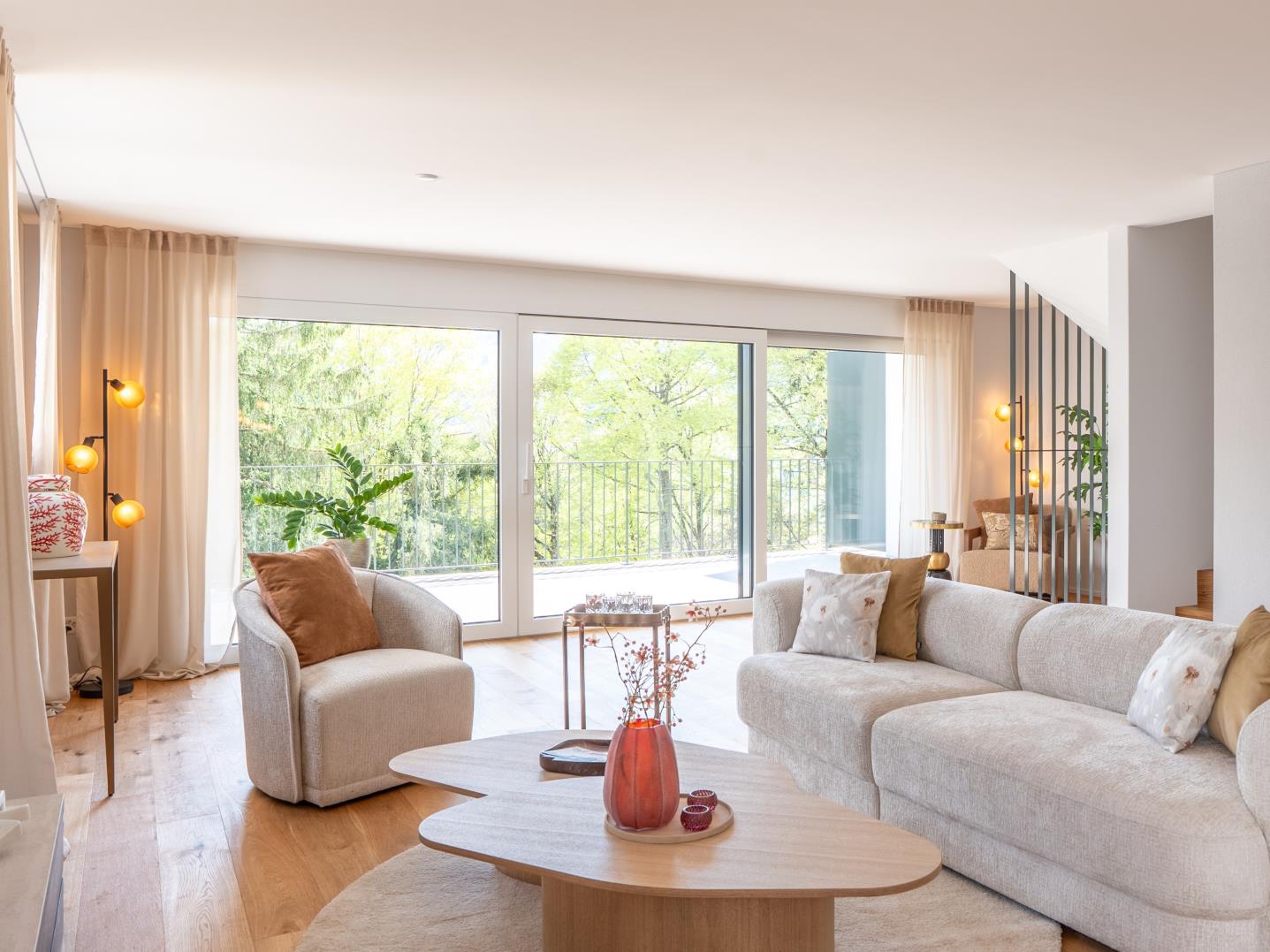 Helles Wohnzimmer mit großer Fensterfront