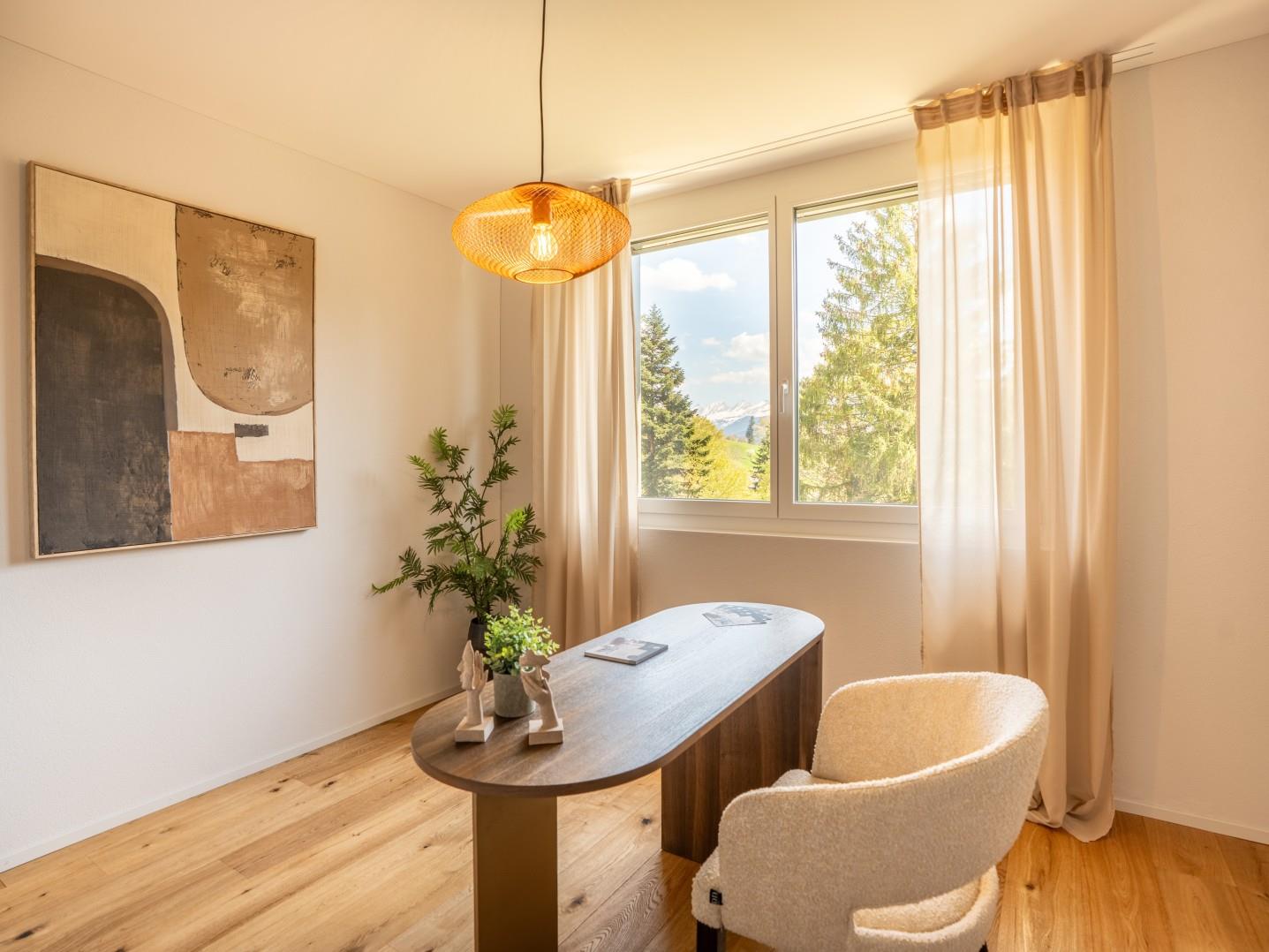 Heller, modern eingerichteter Arbeits- bzw. Leseraum mit Bergblick